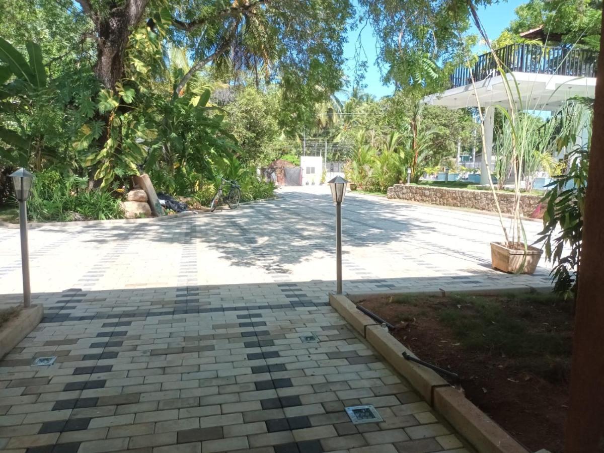 Lucky Beach Resort Тринкомале Екстериор снимка