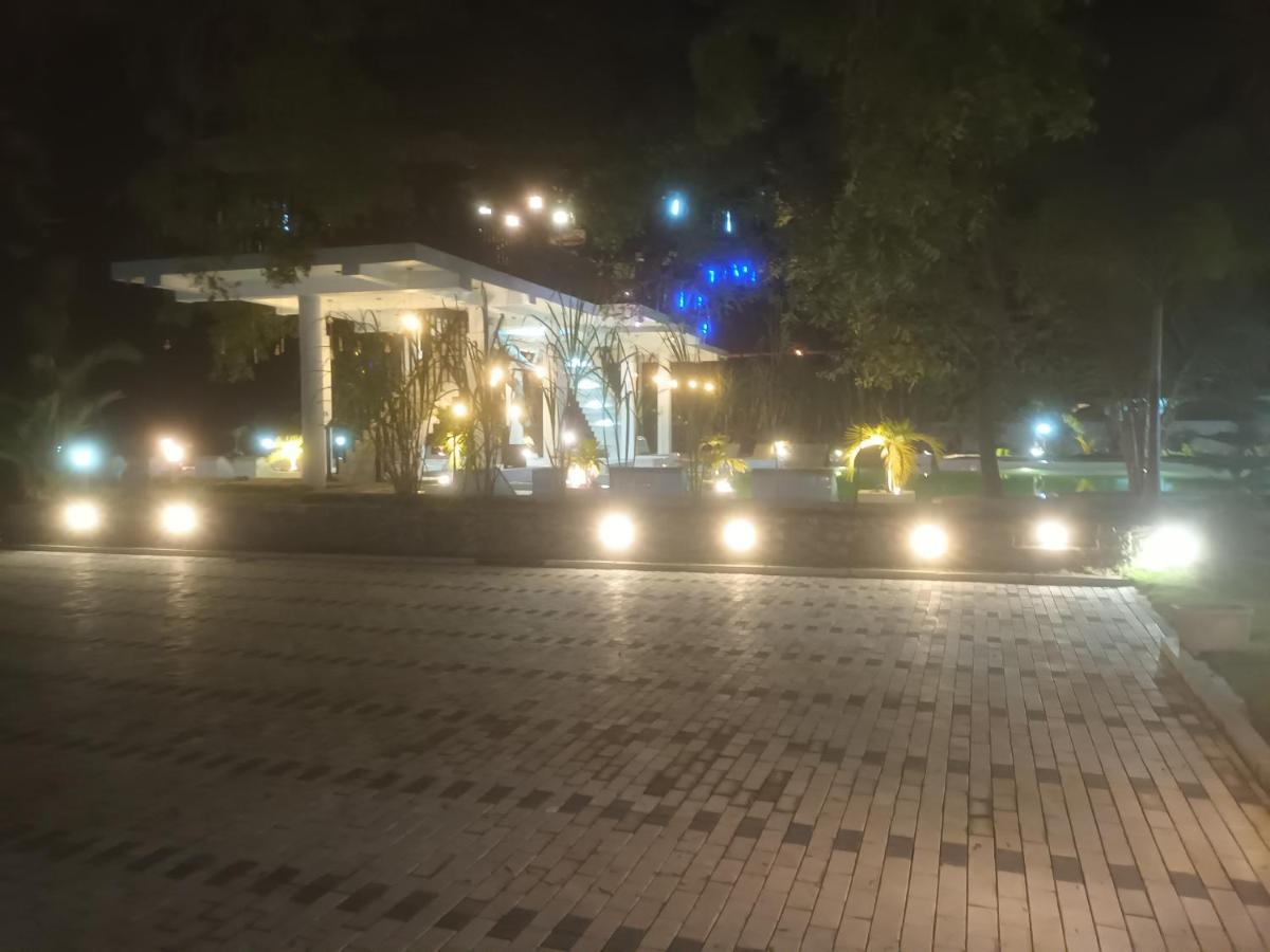 Lucky Beach Resort Тринкомале Екстериор снимка