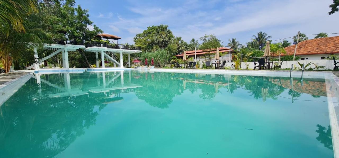 Lucky Beach Resort Тринкомале Екстериор снимка
