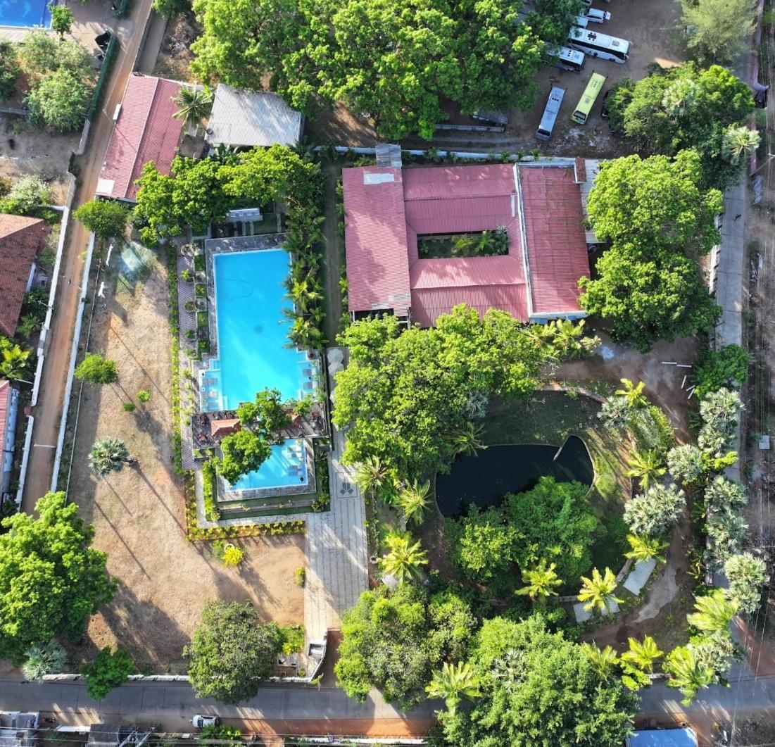 Lucky Beach Resort Тринкомале Екстериор снимка